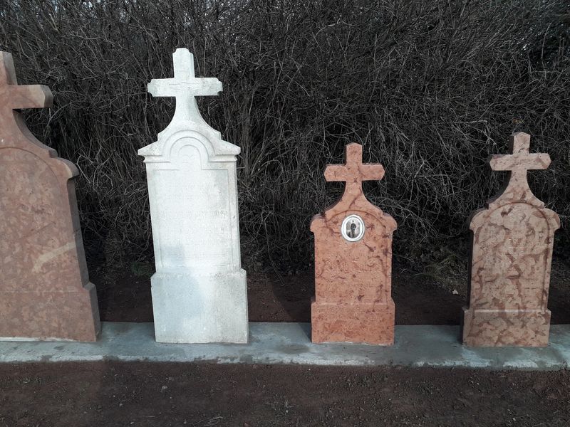 Neuer Gedenkstein in Neudörfl – Grabsteine im Friedhof erneuert